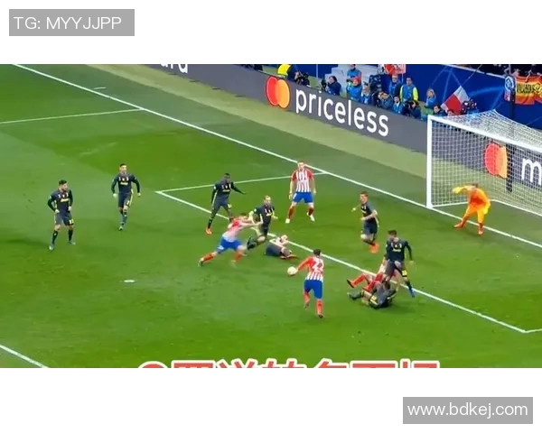 球迷疯狂冲入场内抢C罗球衣引发热议的欧冠奇观