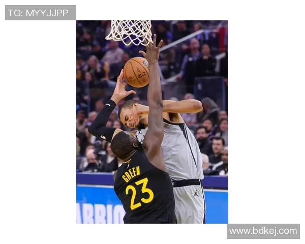 库里与马刺对决中最精彩的比赛回顾与分析